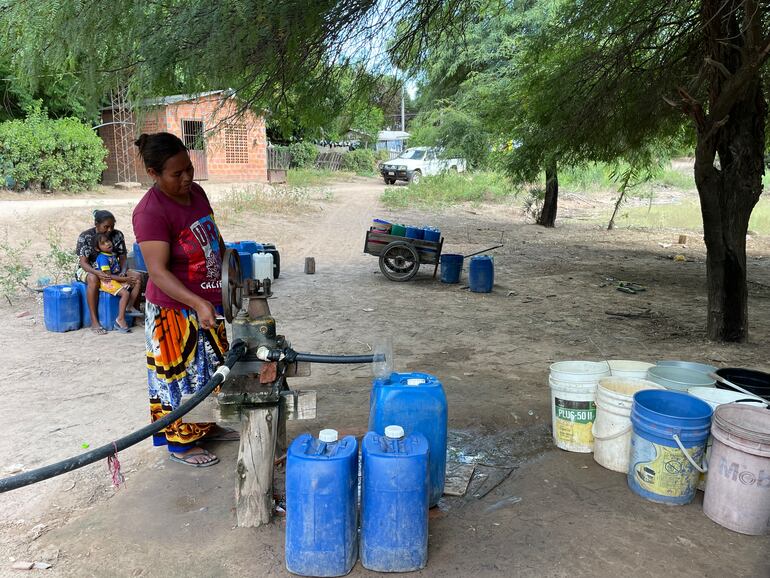 Mujeres de la comunidad indígena Pesempo´o acarreando agua de un pozo subterráneo, la conexión de la fase tres del acueducto hecha en el lugar no funciona hace más de tres meses.