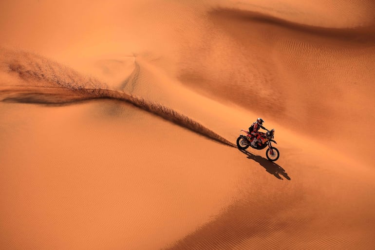 El australiano Daniel Sanders de KTM, surfeando las dunas en el desierto saudí.