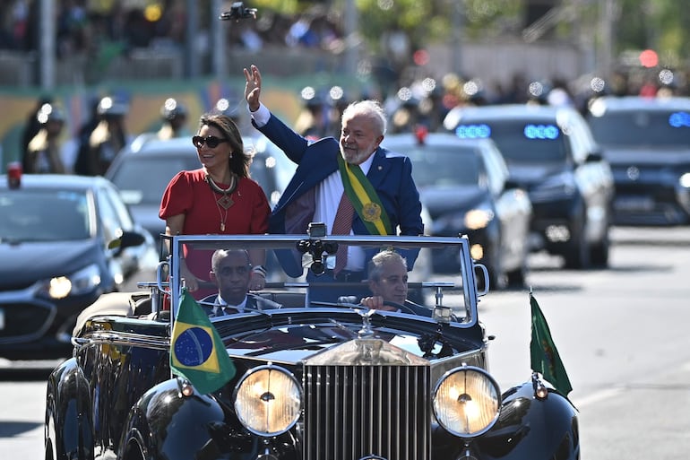 El presidente de Brasil, Luiz Inácio Lula da Silva, saluda hoy junto a su esposa, la primera dama Janja da Silva, durante el desfile por el Día de la Independencia, en la Explanada de los Ministerios en Brasilia (Brasil). (EFE)