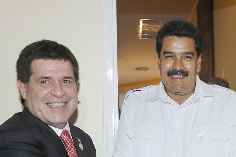 Imagen de archivo y referencia: el expresidente Horacio Cartes -declarado como "significativamente corrupto por EE.UU.- y el mandatario de Venezuela, Nicolás Maduro.