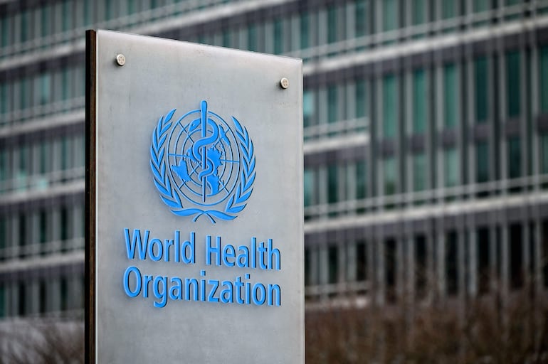 Un cartel de la Organización Mundial de la Salud (OMS) junto a su sede, en Ginebra.