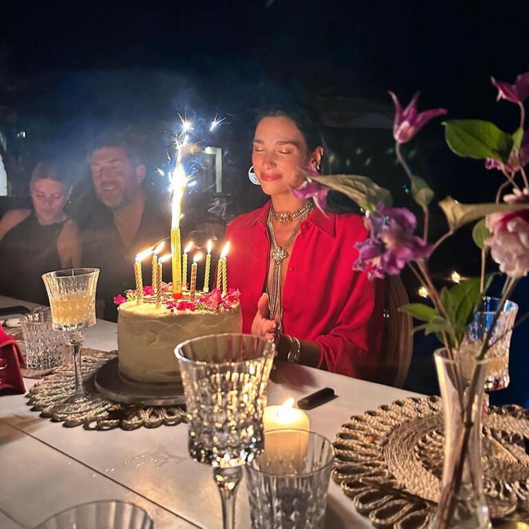 Dua Lipa pidiendo los deseos antes de apagar las velitas de la tradicional torta de cumpleaños. (Instagram/Dua Lipa)