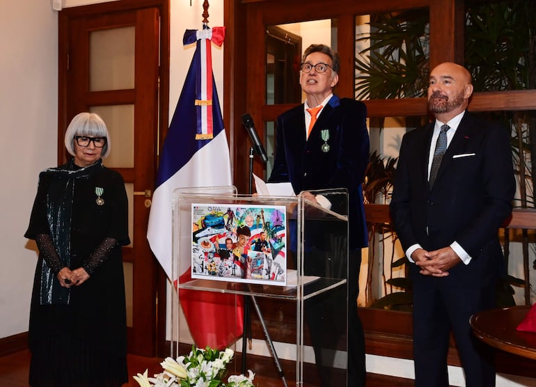 Adriana Almada y Félix Toranzos, junto al embajador de Francia Pierre-Christian Soccoja, tras recibir la condecoración de Caballero de la Orden de las Artes y las Letras.