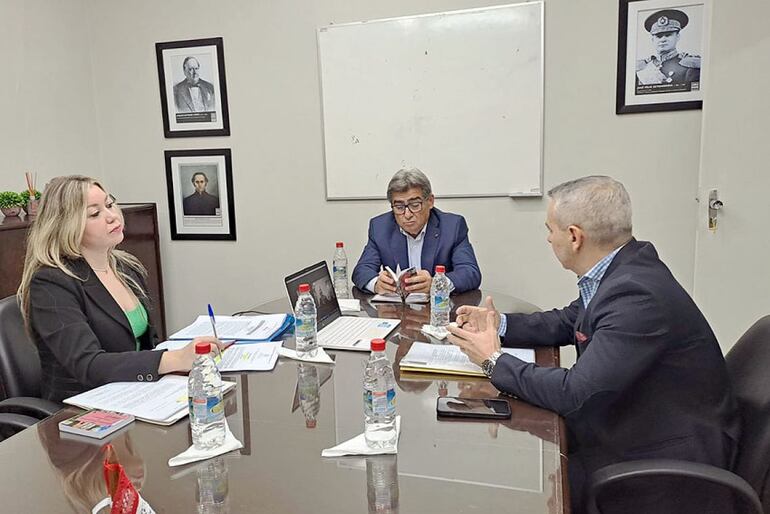 El presidente de Constitucionales, Roberto González (centro) junto al proyectista, Daniel Centurión.