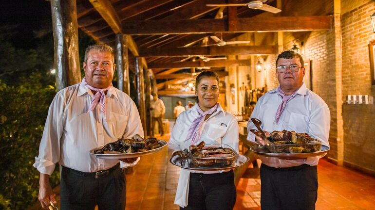 Asado de carne Brangus, en el marco de la cena de camaradería, en el inicio del Congreso Al Brangus, en Misiones.