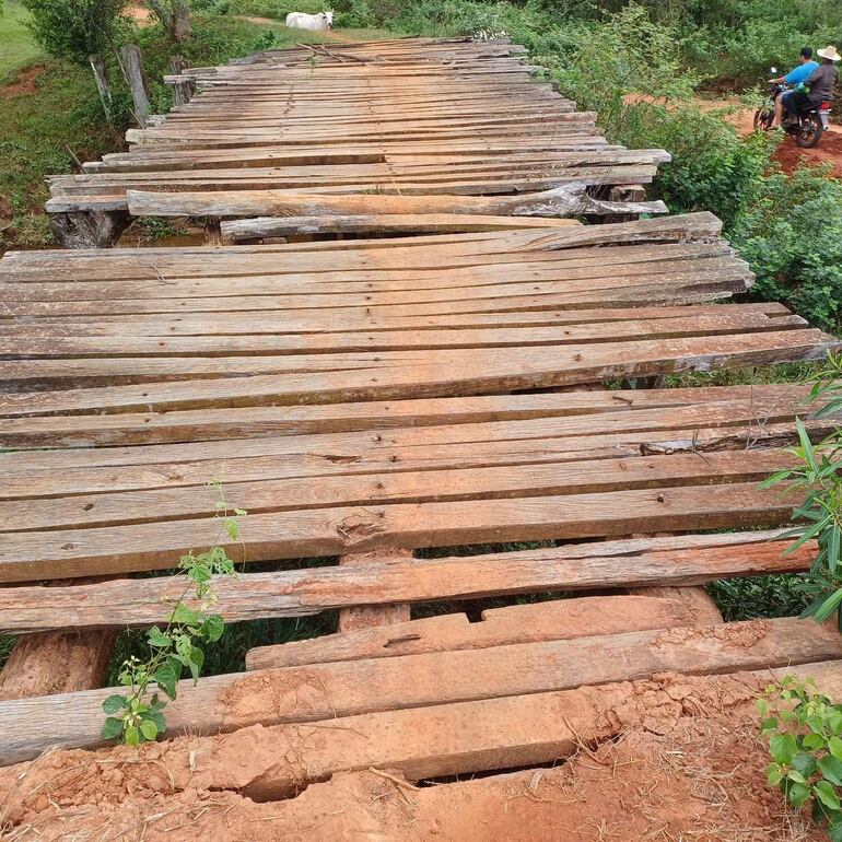 El puente de mandera de la compañía Psso Yobai urge que sea reparado.