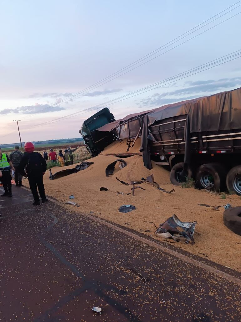 Choque frontal entre camiones deja como saldo un muerto en San Rafael del Paraná.