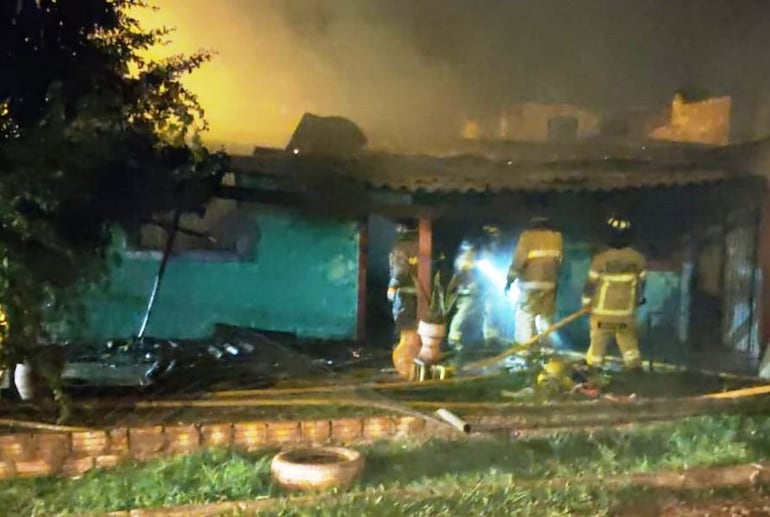 La vivienda donde funcionaba un taller de costura quedó destruida por completo por un incendio.