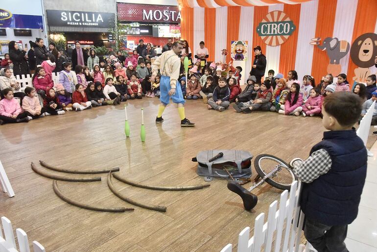 En el patio de comidas del Shopping Mariano está montado un circo para el disfrute de la familia.