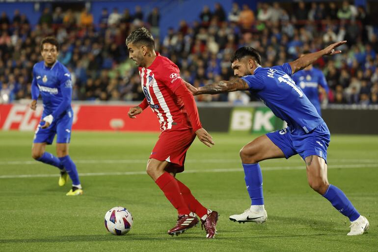 GETAFE, 15/05/2024.- El defensa del Getafe Omar Alderete (d) persigue al delantero del Atlético de Madrid Ángel Correa (c) durante el encuentro correspondiente a la jornada 36 de Primera División que Getafe y Atlético de Madrid disputan hoy miércoles en el Coliseum de Getafe. EFE / Mariscal
