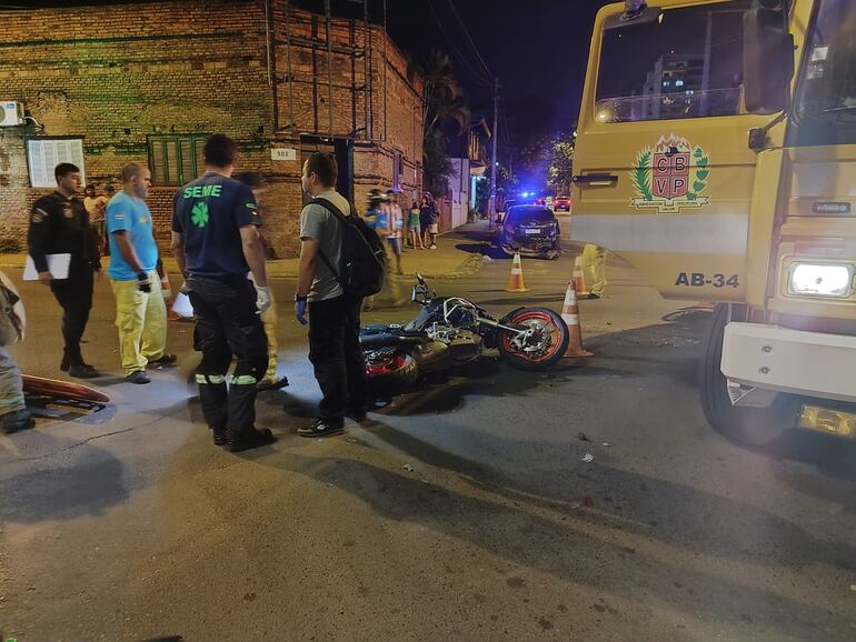 La moto involucrada en un accidente de tránsito en el cruce de Quinta avenida y Montevideo.