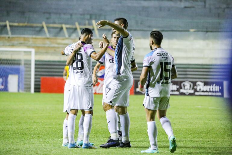 Los futbolistas de Libertad festejan un gol en el partido de la Copa Paraguay 2023.