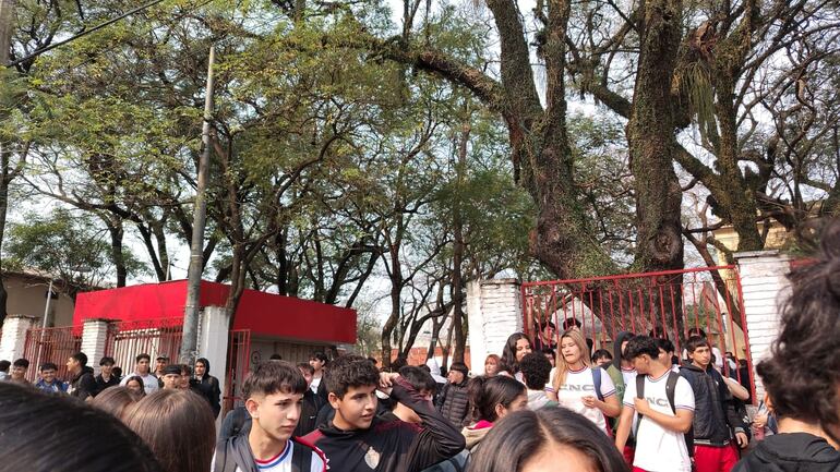 Estudiantes del -más conocido como- Colegio Nacional de la Capital (CNC) se manifestaron esta mañana ante la insalubridad y pésimo estado de las instalaciones.