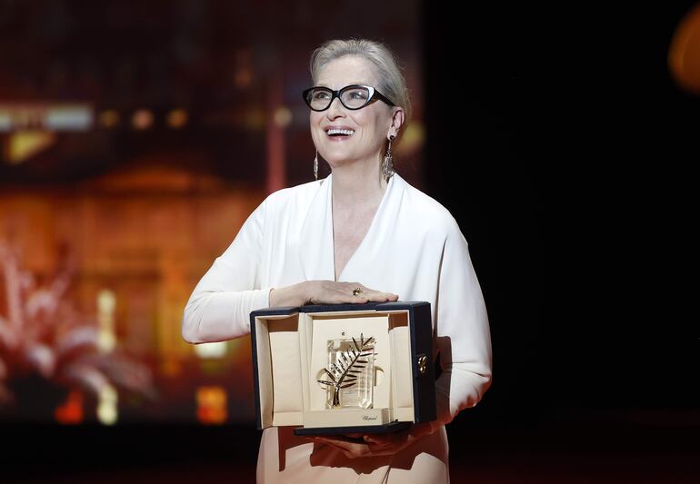 La actriz estadounidense Meryl Streep posa con la Palma de Oro de Honor, el reconocimiento del Festival de Cannes a su trayectoria artística.