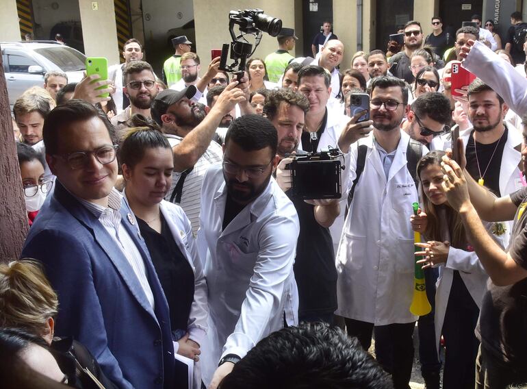 Federico Mora celebrando la aprobación del registro de títulos con estudiantes brasileros de la universidad privada María Serrana.