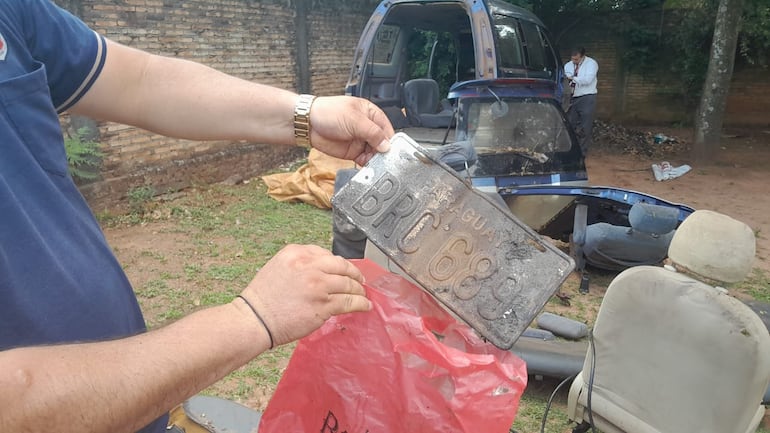 Una chapa de un vehículo robado encontrado en la vivienda allanada y que fue quemada por los malvivientes.