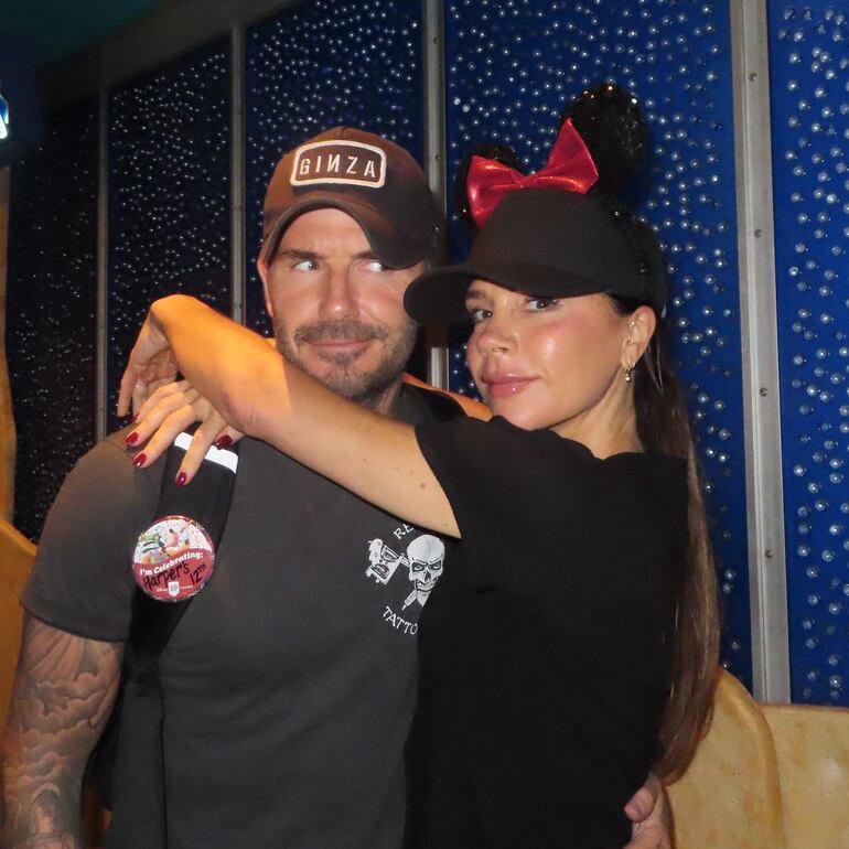 David y Victoria Beckham se divirtieron en Disney, en la celebración del cumpleaños de su hija Harper. (Instagram/Victoria Beckham)