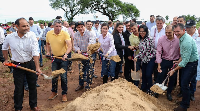 La palada inicial de la construcción de viviendas se realizó en el distrito de Quiindy.