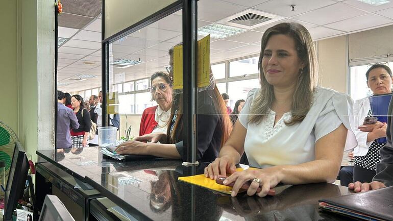 Kattya González presentó cuarto urgimiento a la acción de inconstitucionalidad planteada contra su destitución de la Cámara de Senadores.