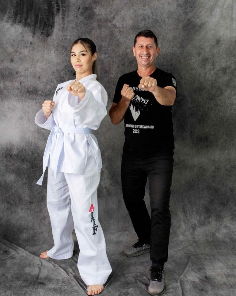 Nadia Portillo junto a su maestro de Taekwondo. (Instagram/Nadia Portillo)