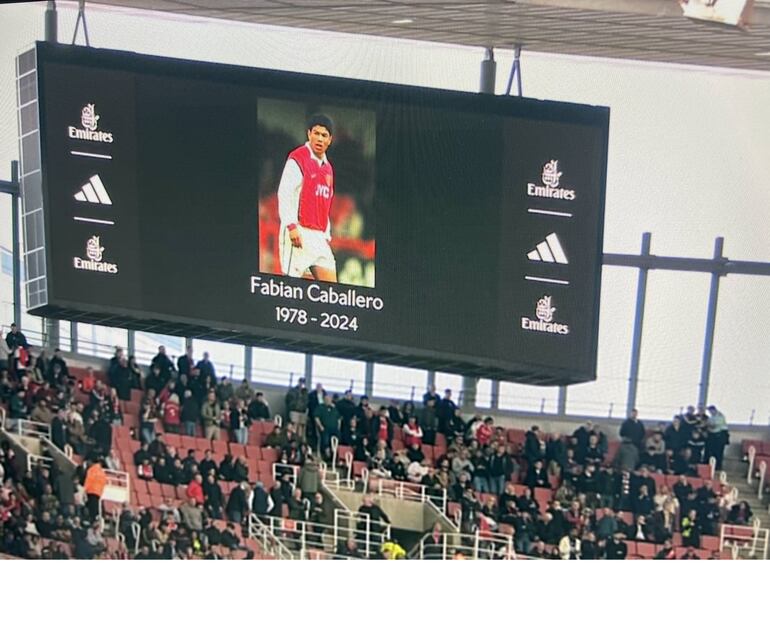 Tyson Caballero, en la pantalla gigante del Emirates Stadium