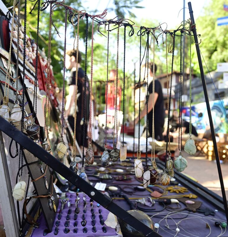  El tradicional paseo de compras por la Peatonal en la villa, es la propuesta a no perderse y tener los mejores accesorios hippies.