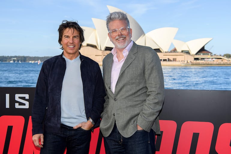 El actor Tom Cruise y el director Christopher McQuarrie posan en Sídney, Australia durante la presentación de Misión Imposible 7. (EFE/EPA/BIANCA DE MARCHI)
