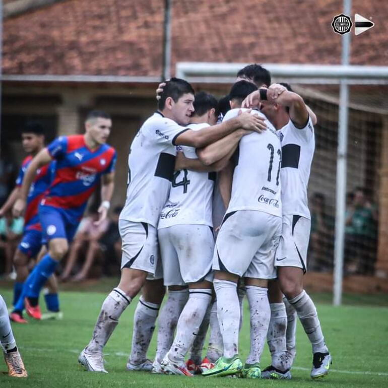 Festejo franjeado luego del doblete de Cornet en clásico disputado en Villeta