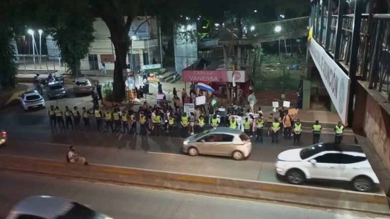 Fuerte dispositivo de seguridad durante protesta de universitarios.