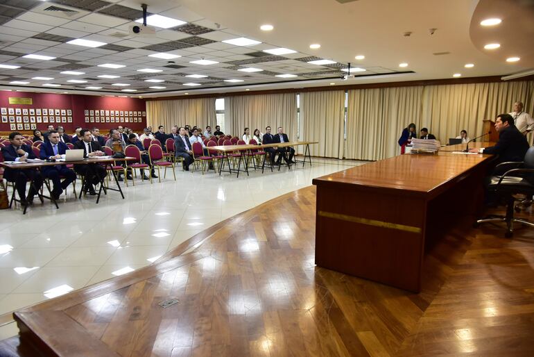  La audiencia preliminar para 17 de los 33 acusados por millonario desvío de recursos de la gobernación de Central se realizó en el salón auditorio del Poder Judicial.