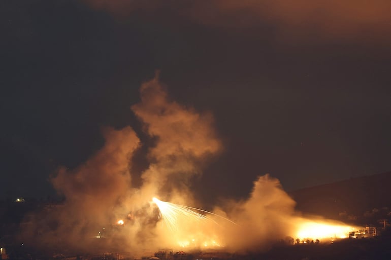 Los proyectiles de artillería israelíes alcanzaron zonas cercanas a aldeas del sur del Líbano a lo largo de la frontera con Israel, visto desde la Alta Galilea, al norte de Israel.