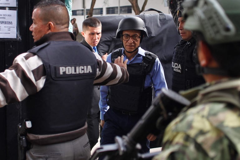 Christian Zurita, candidato a presidente por el partido Construyendo votó con fuerte custodia y con equipamiento antibalas.