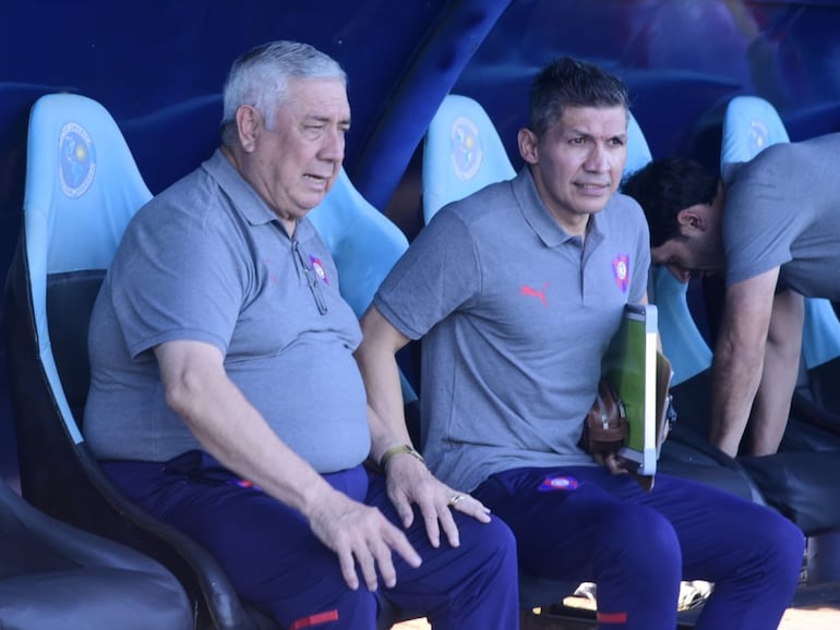 Carlos Jara Saguier, entrenador de Cerro Porteño, en el banco de suplentes en el partido frente a Sol de América por al fecha 16 del torneo Clausura 2024 del fútbol paraguayo en el estadio Luis Alfonso Giagni, en Villa Elisa, Paraguay.