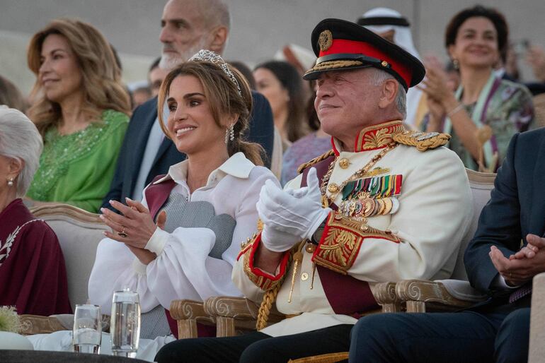 El rey Abdalá II y la reina Rania de Jordania en la ceremonia del Jubileo de Plata en Ammán.