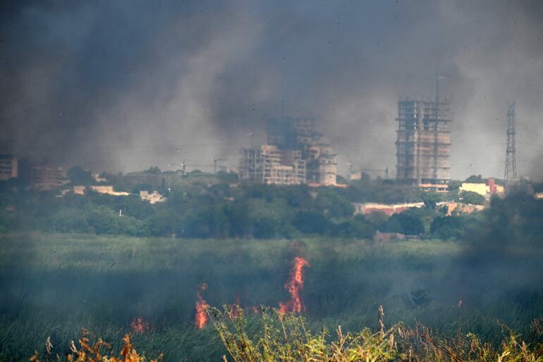 Humo y llamas en una zona de pastizales junto a la Costanera Norte de Asunción, el pasado martes.