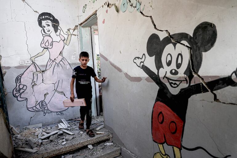 Un niño camina entre los escombros de un edificio dañado por un bombardeo israelí en Rafah, en el sur de la Franja de Gaza, este lunes.