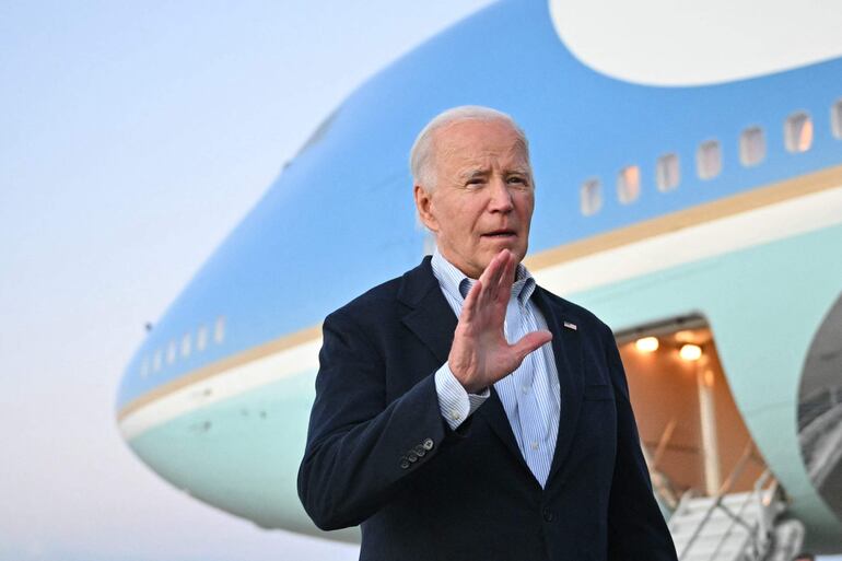 El presidente de Estados Unidos, Joe Biden, conversa con periodistas al descender del Air Force One.