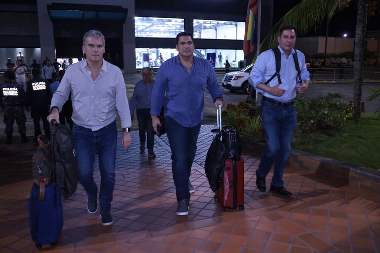 Robert Harrison (c), presidente de la Asociación Paraguaya de Fútbol, durante la llegada de la selección paraguaya a la ciudad de Maturín, Venezuela.