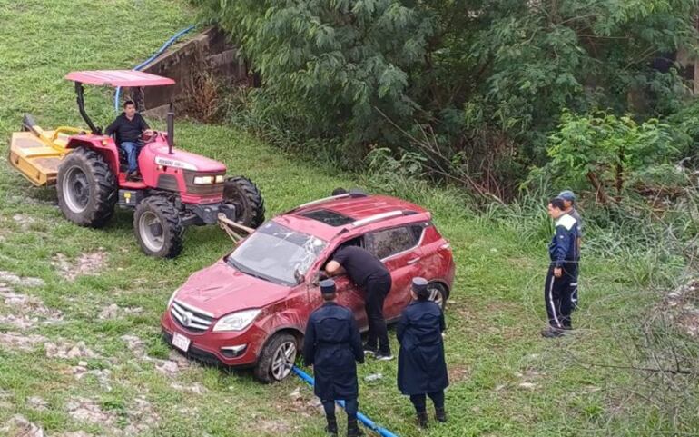 Una camioneta volcó en el cauce Antequera de la Costanera de Asunción este viernes.