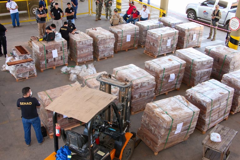 La Policía y la Fiscalía decomisaron en Puerto Seguro de  Villeta un cargamento de cocaína que iba a ser enviado a  España oculta entre pisos de parquet. Fue en febrero del año 2022.