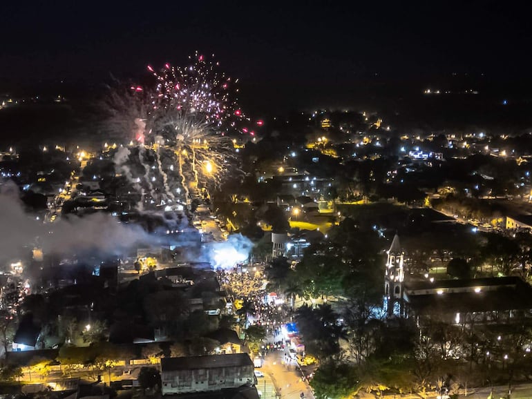 Una foto aérea del espectáculo de fuego de artificio que iluminó Caazapá para recibir la primavera.