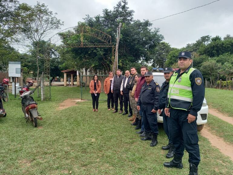 En una de las visitas realizadas por el supervisor de la zona, Adolfo Escobar, en compañía de efectivos policiales.