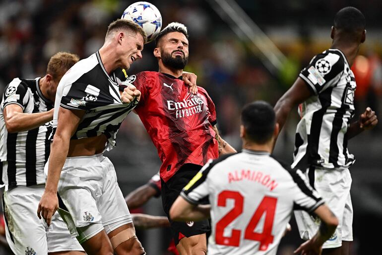 El paraguayo Miguel Almirón, jugador del Newcastle, observa una jugada en el partido contra el Milan por la primera fecha de la fase de grupos de la Champions League en el estadio San Siro, en Milán, Italia.