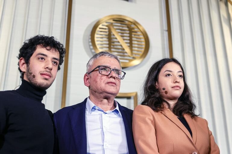 El esposo de la premio Nobel de la Paz Narges Mohammadi, Taghi Rahmani (C), y sus hijos Ali Rahmani y Kiana Rahmani posan para las fotos en una conferencia de prensa en el Instituto Nobel en Oslo, Noruega. Narges Mohammadi está presa.