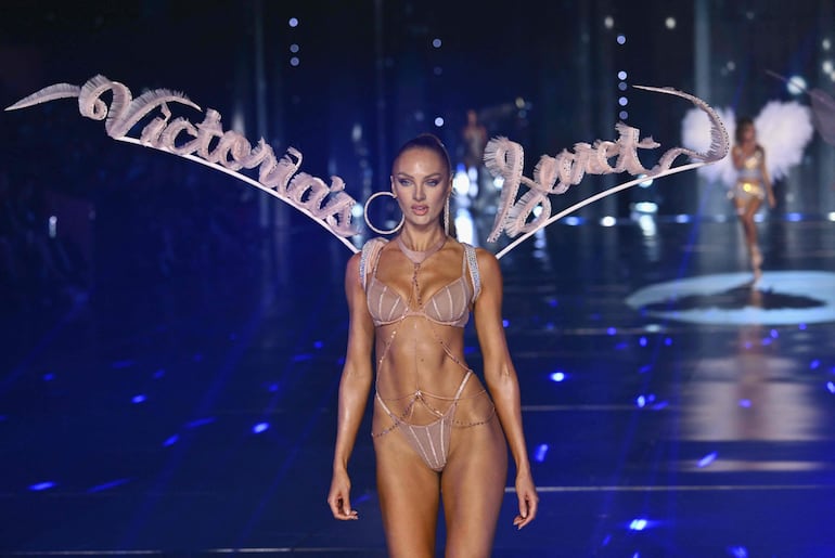 La modelo Candice Swanepoel en el desfile Victoria's Secret Fashion.