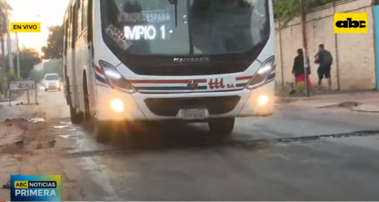 Chofer trata que un "cráter" no dañe la parte mecánica del transporte público. (Captura de ABC TV).