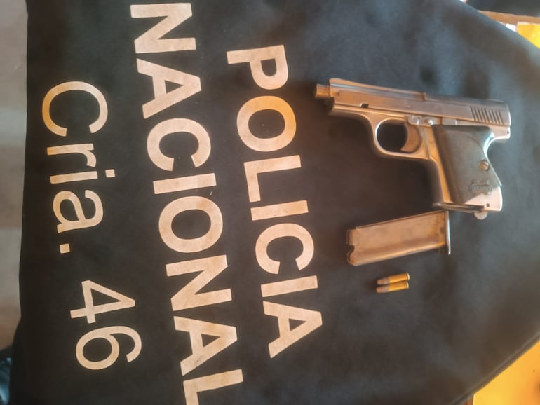 Arma incautada durante el procedimiento.