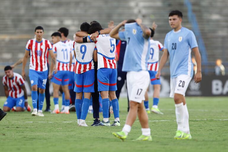 Jugadores de Paraguay celebran este jueves, al final de un partido del hexagonal final del Campeonato Sudamericano sub-20 entre las selecciones de Paraguay y Uruguay en el estadio Olímpico de la Universidad Central en Caracas (Venezuela).