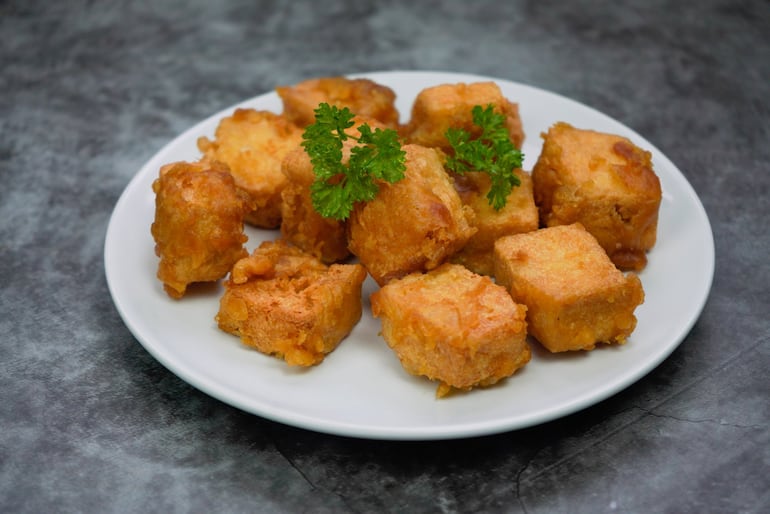 Daditos de tofu adobado.