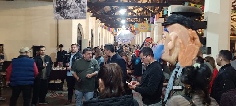 El presidente Santiago Peña, recorriendo el Mercado del Ferro, en la vieja estación de ferrocarril.